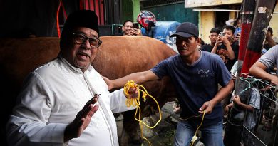 Wagub DKI Serahkan Sapi Kurban Milik Gubernur untuk Warga Tangki Jakbar