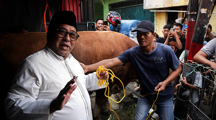 Wagub DKI Serahkan Sapi Kurban Milik Gubernur untuk Warga Tangki Jakbar