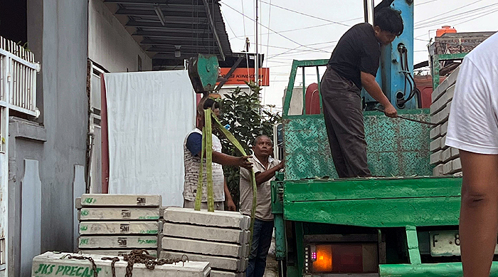 Anggota DPRD Depok Hj. Endah Winarti Salurkan Bantuan Perbaikan Irigasi di RW 08 Baktijaya