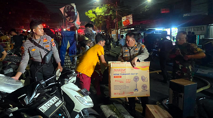 Polda Metro Jaya Kerahkan Personel Bantu Penanganan Kebakaran Pasar Jiung Kemayoran