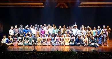 Gubernur Wayan Koster dan Ny. Putri Koster Saksikan Pementasan “Di Bawah Pohon Sukun” di FSBJ VIII 2026