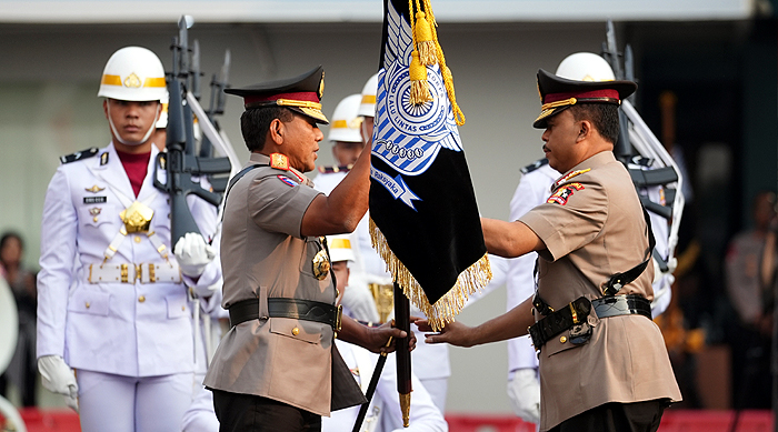 Irjen Pol. Agus Suryonugroho Serahkan Tongkat Komando Kakorlantas Polri kepada Irjen Pol. Wibowo