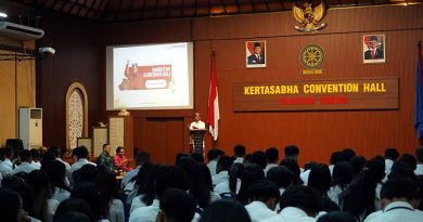 Gubernur Koster Dorong Mahasiswa FH Unud Perkuat Keilmuan