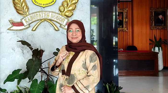Hj Yuni Indriany Ajak Masyarakat Bangga Kenakan Batik