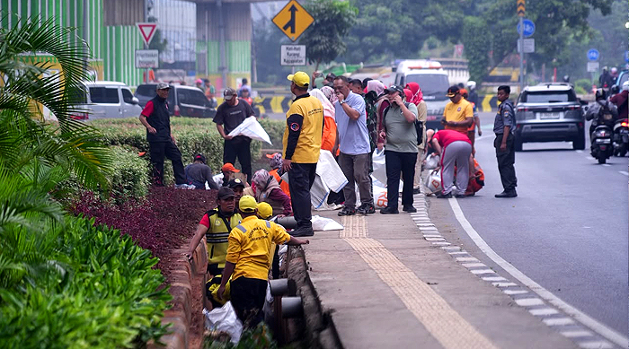 Bersihkan Saluran Jelang Musim Hujan, Wali Kota Pimpin Langsung Gerebek Lumpur Jaktim
