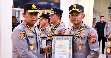 Kalemdiklat Polri Serahkan Penghargaan Delapan Kapolres Berprestasi Polda NTT