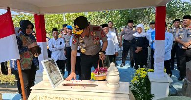 Kapolri Ziarah ke Makam Marsinah, Kenang Perjuangan Buruh
