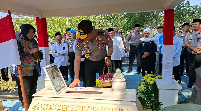 Kapolri Ziarah ke Makam Marsinah, Kenang Perjuangan Buruh